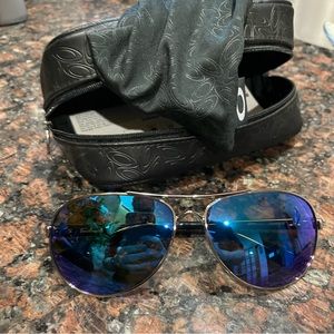 Women’s Oakley feedback polarized aviators